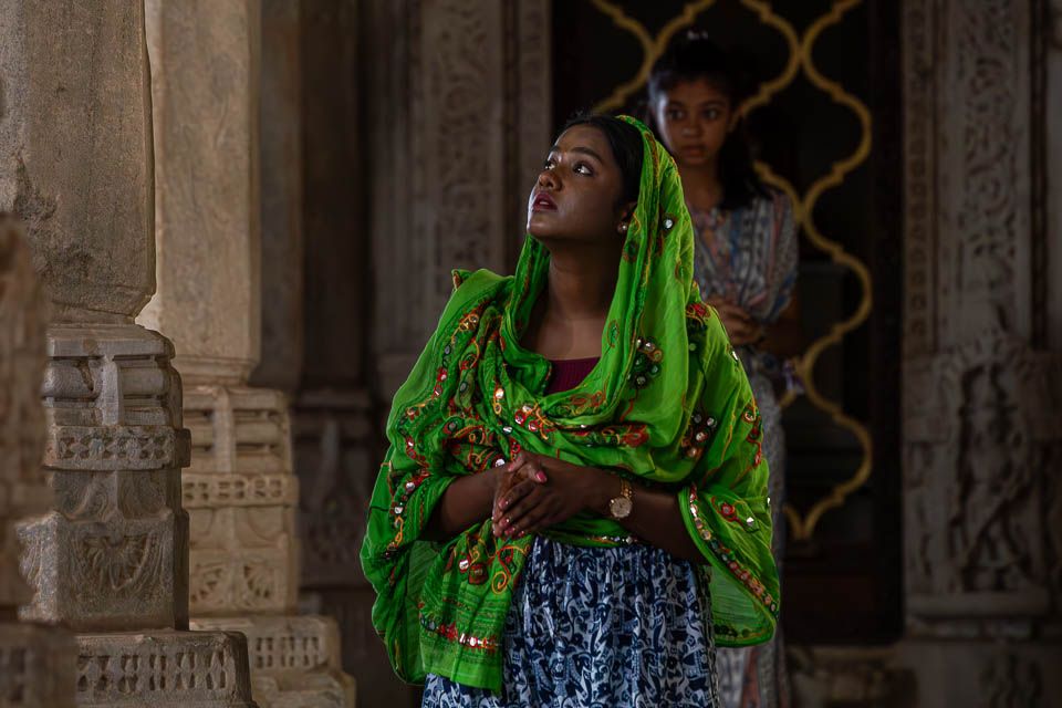 Gläubige im Ranakpur Jain-Tempel
