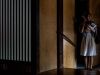 Naoshima, junde Frau in der Kunstaustellung