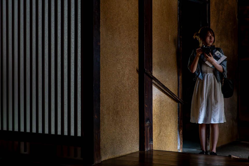 Naoshima, junde Frau in der Kunstaustellung