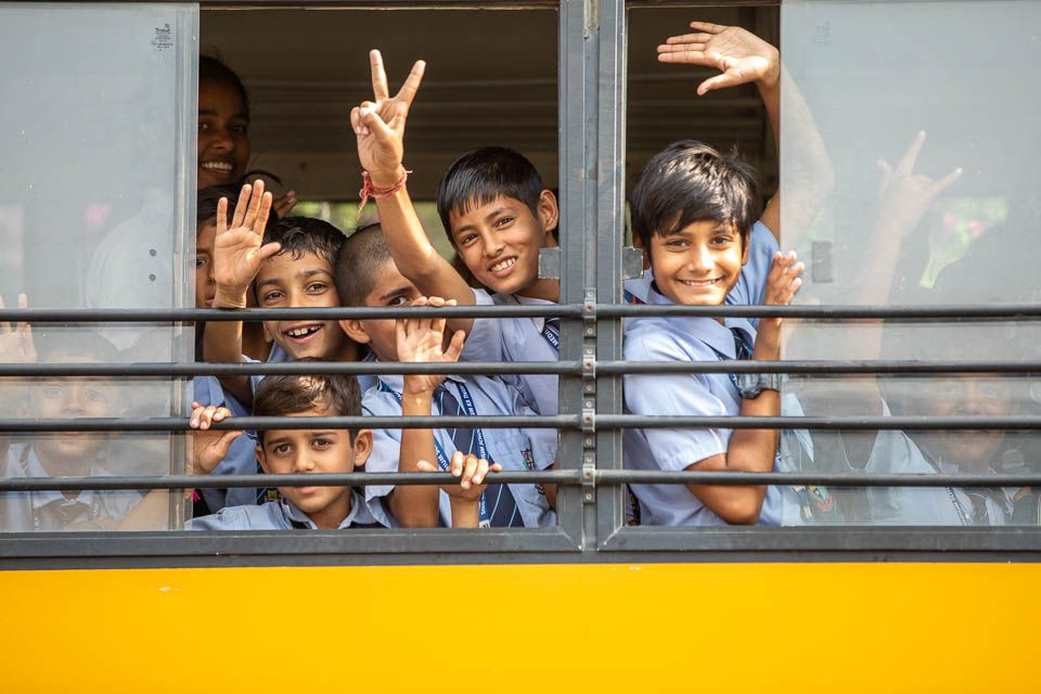 Kinder im Schulbus