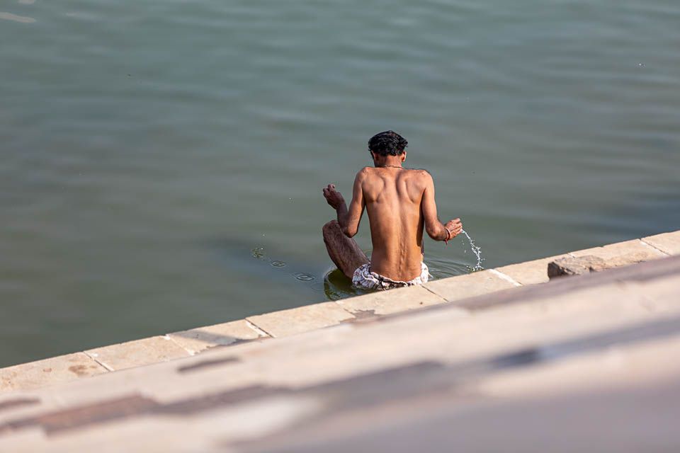 Mann badet im heiligen See von Pushkar