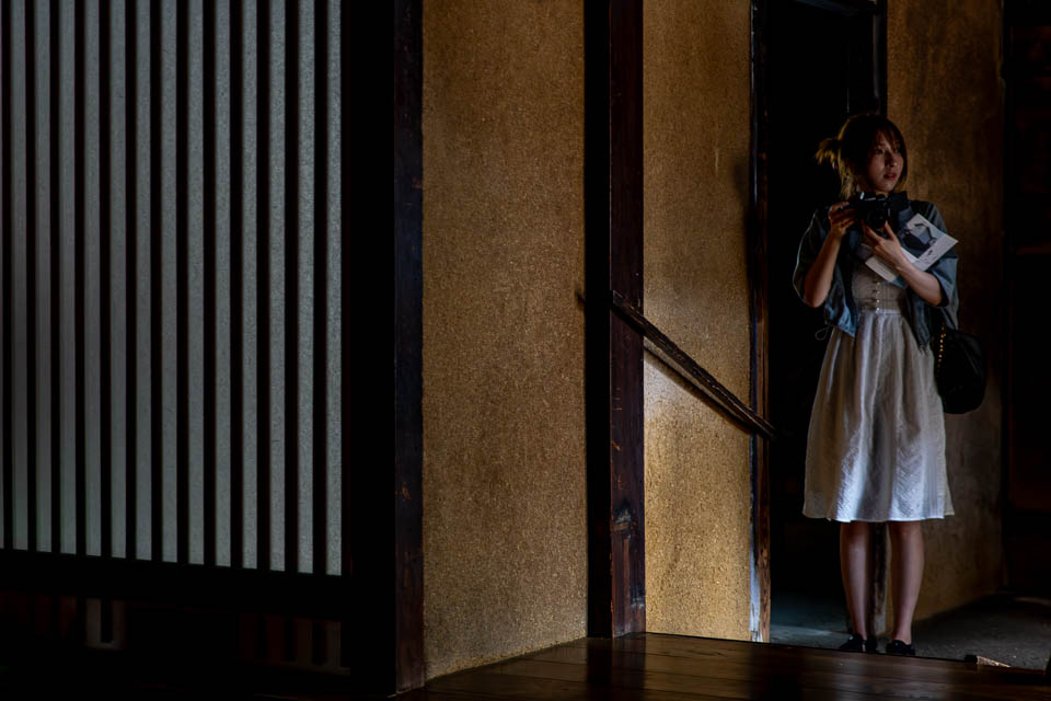 Naoshima, junde Frau in der Kunstaustellung