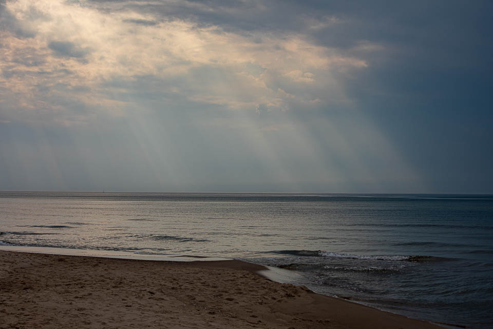Sonnenstrahlen am Meer